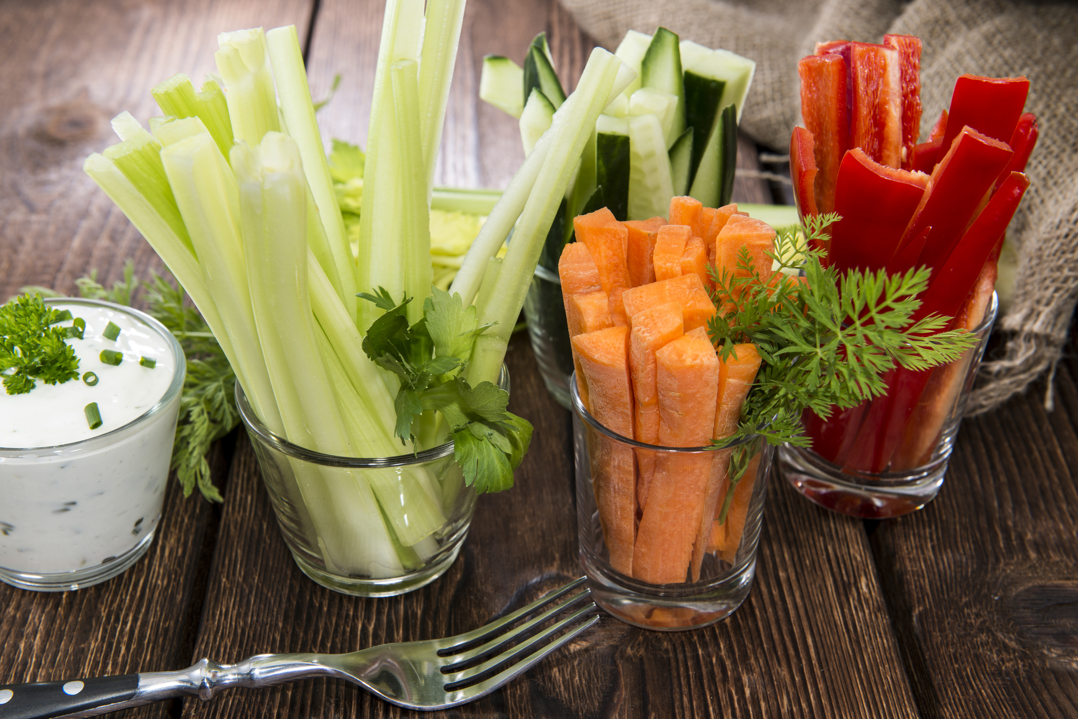 Сельдерей в пищу рецепты. Морковь и сельдерей палочками. Крудите овощные палочки. Нарезанные овощи. Овощи в стаканчике.