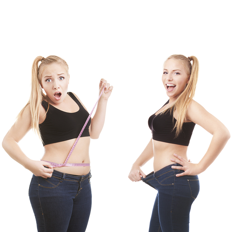 Žena porovnávajúca svoje chudnutie s mertom pred a po diéte.